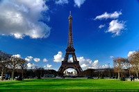 La Tour Eiffel et le Champs de Mars sur fond de ciel bleu